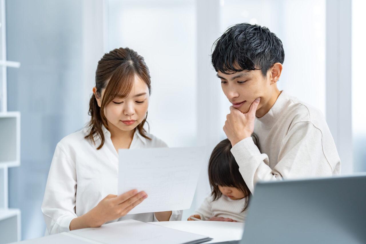 書類を見て考える日本人の親子